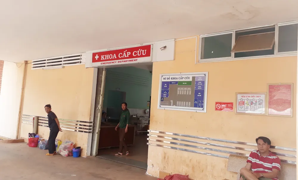 Bức xúc thủ tục BHYT, cha đập phá máy móc khi đưa con cấp cứu bệnh viện ảnh 1