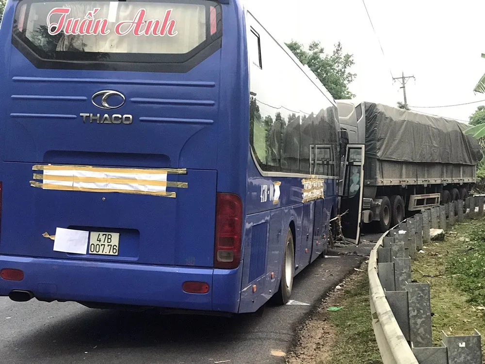 Xe đầu kéo đối đầu xe khách, 3 người nhập viện ảnh 1