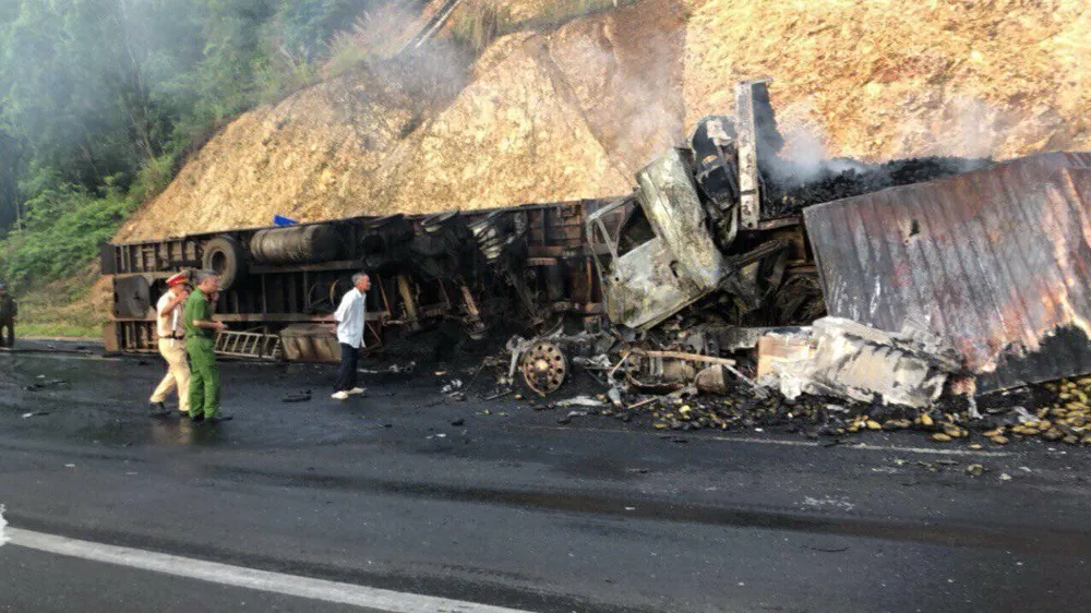 Tai nạn giữa 2 xe container, 3 người tử vong ảnh 2