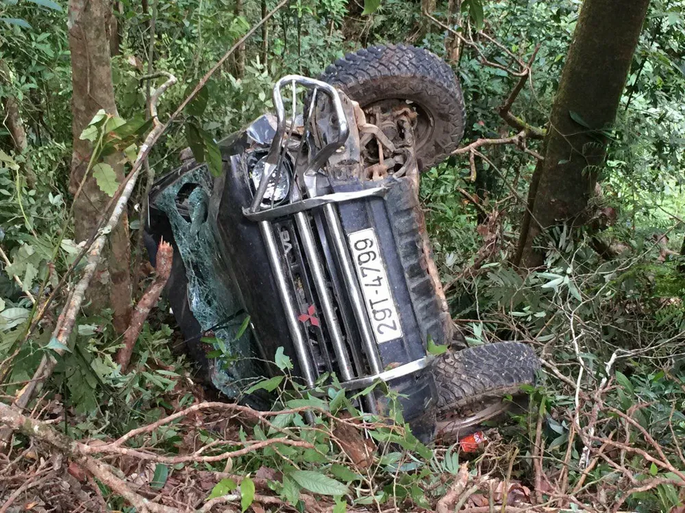 Lật xe trên đường biên giới, 1 người bị thương nặng ảnh 2