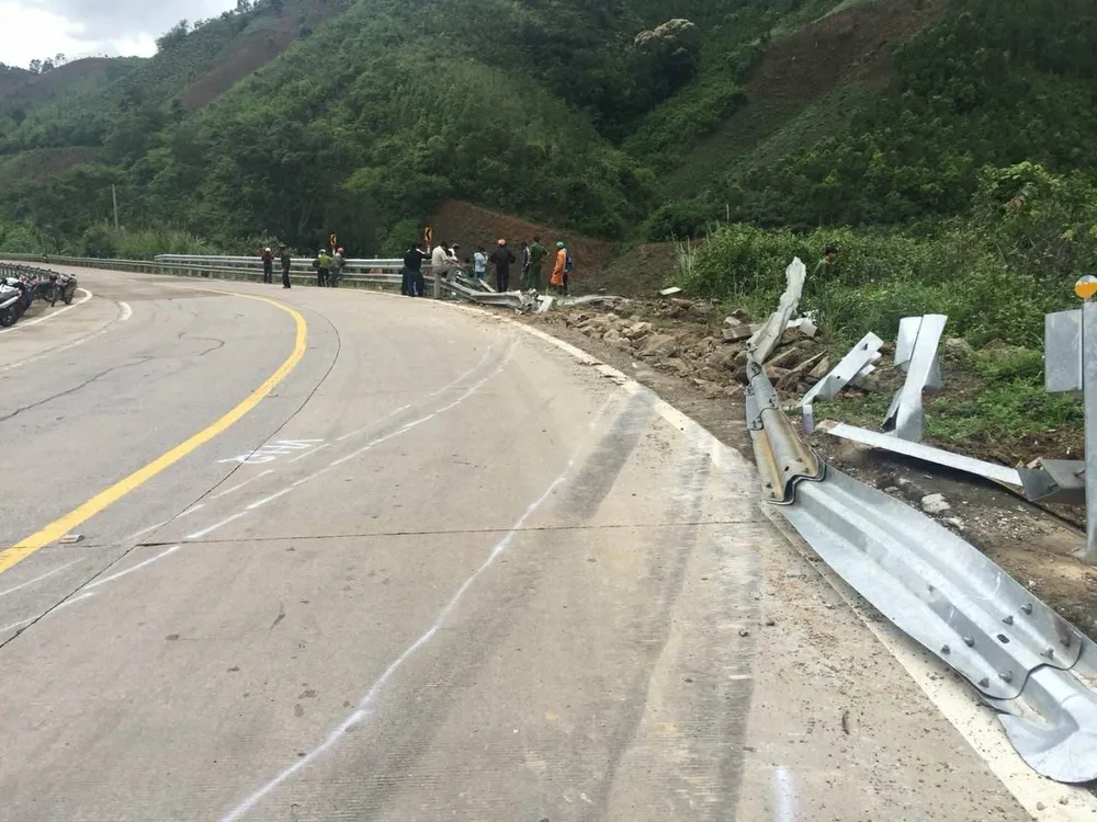 Cận cảnh vụ xe khách bị lật làm 21 người thương vong ở đèo Lò Xo ảnh 6