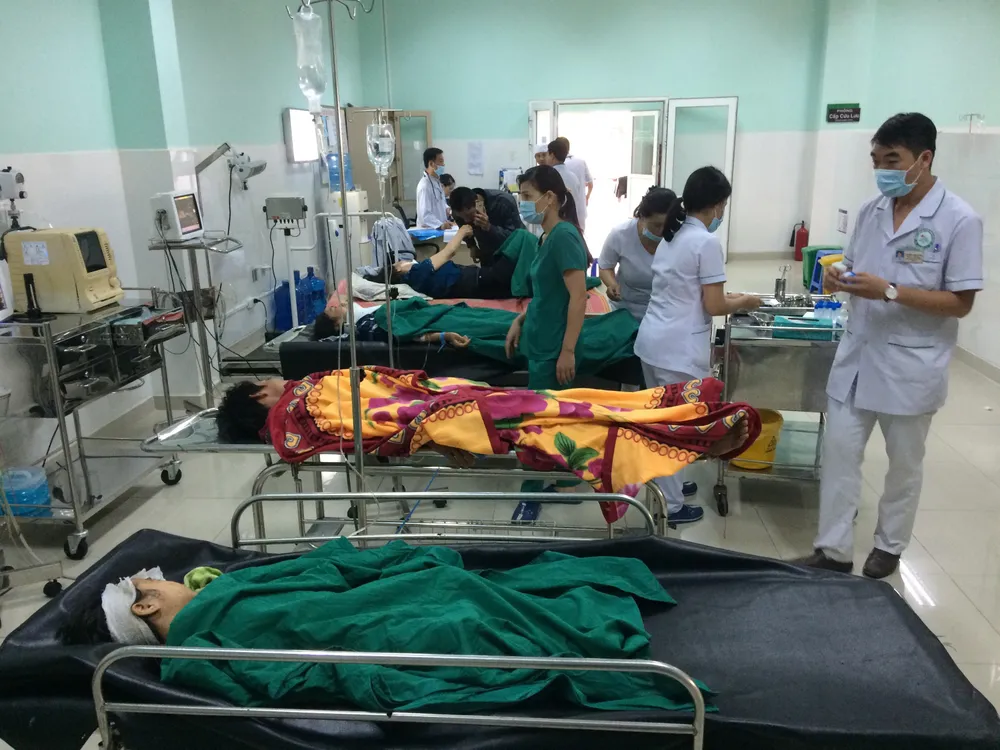 Cận cảnh vụ xe khách bị lật làm 21 người thương vong ở đèo Lò Xo ảnh 3