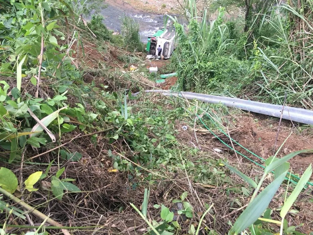 Cận cảnh vụ xe khách bị lật làm 21 người thương vong ở đèo Lò Xo ảnh 4