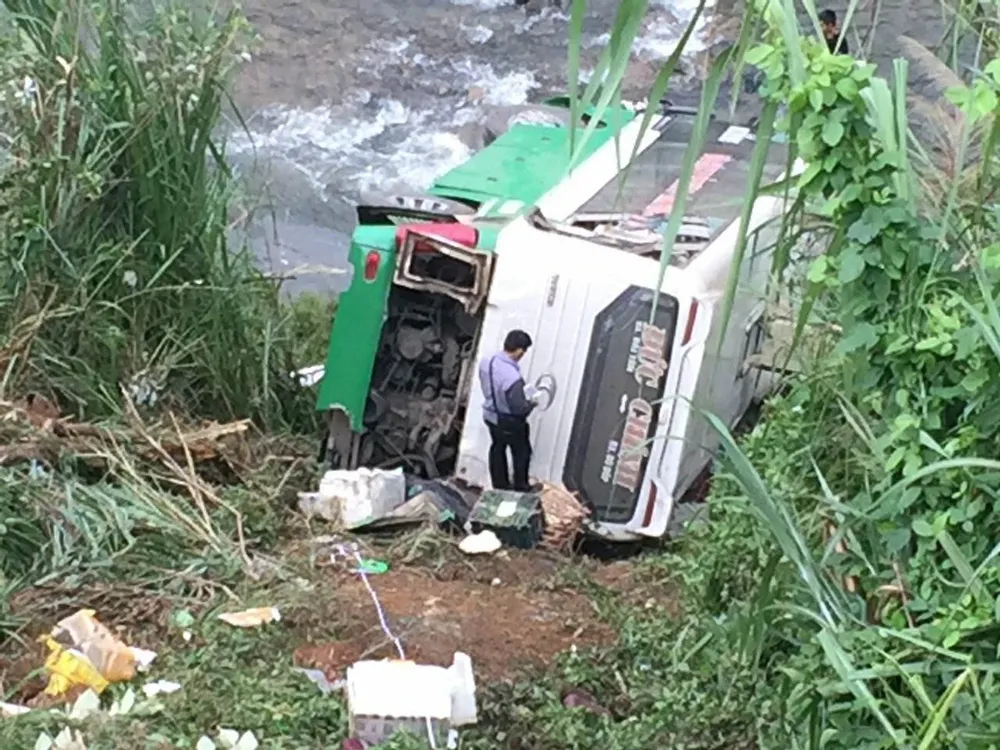 Cận cảnh vụ xe khách bị lật làm 21 người thương vong ở đèo Lò Xo ảnh 5