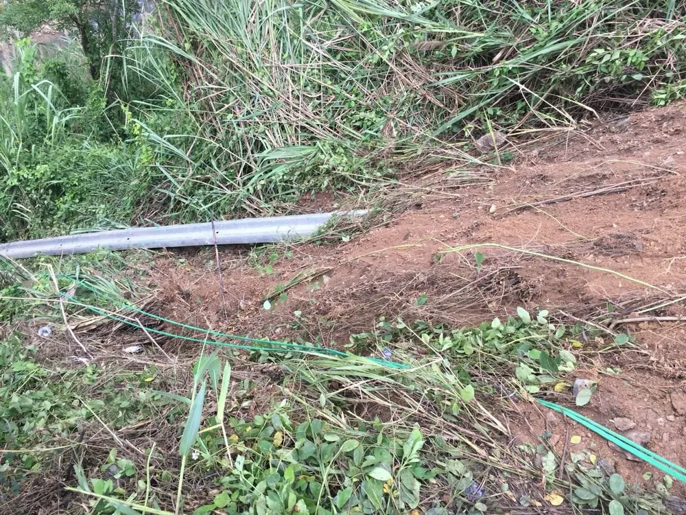 Cận cảnh vụ xe khách bị lật làm 21 người thương vong ở đèo Lò Xo ảnh 7