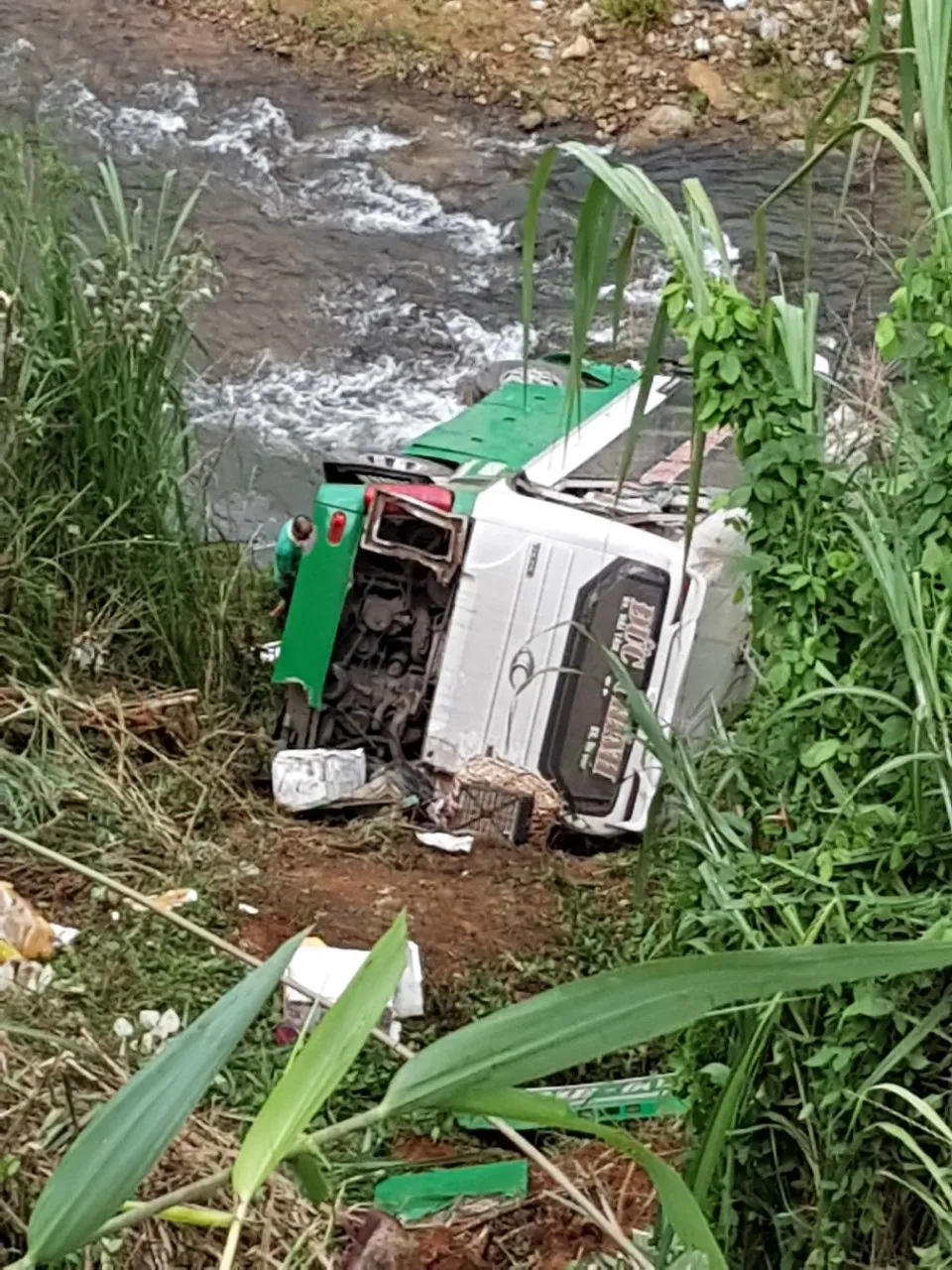 Xe khách chở 44 người lao xuống vực đèo Lò Xo, ít nhất 3 người chết  ảnh 2