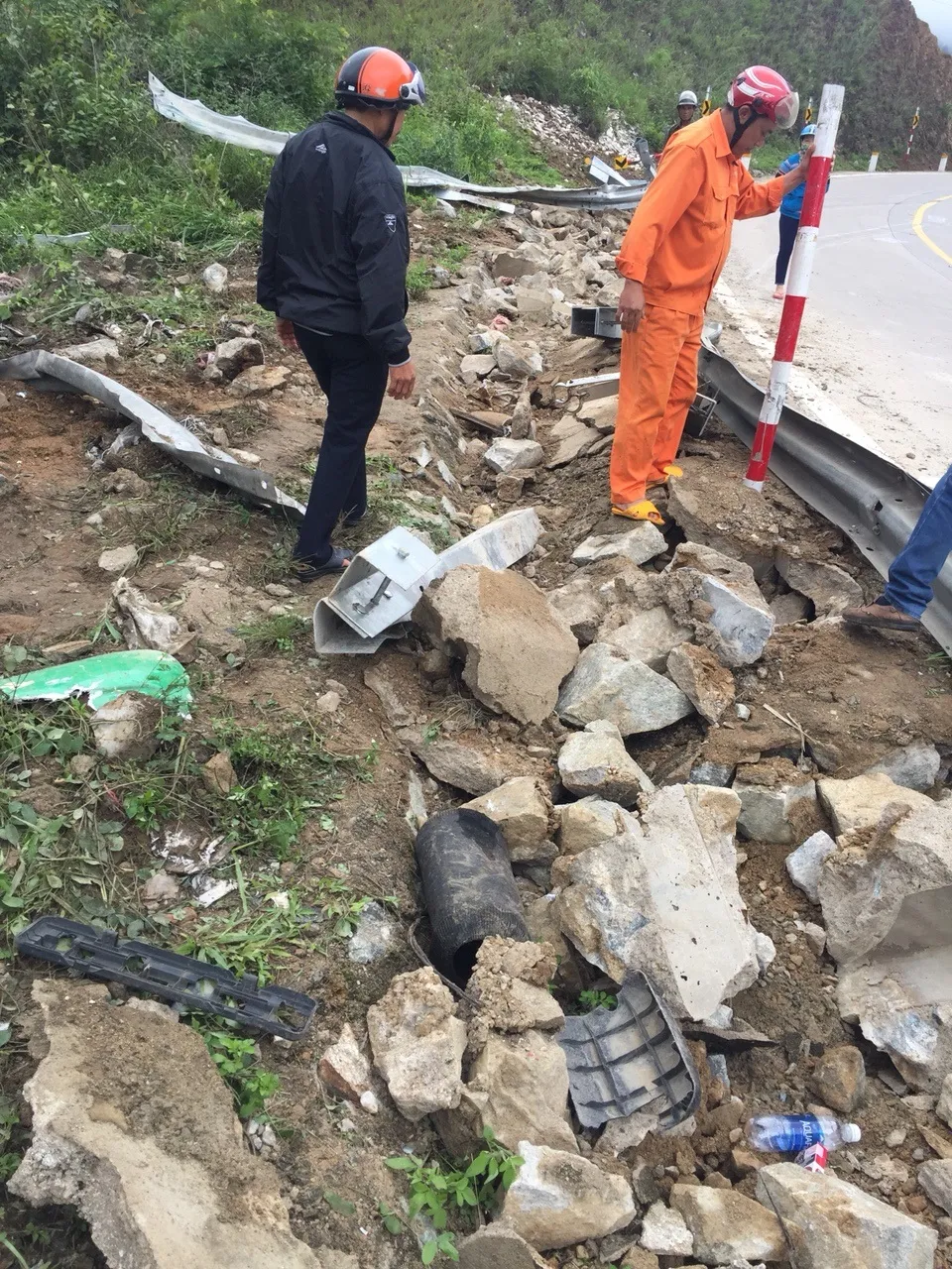 Cận cảnh vụ xe khách bị lật làm 21 người thương vong ở đèo Lò Xo ảnh 2