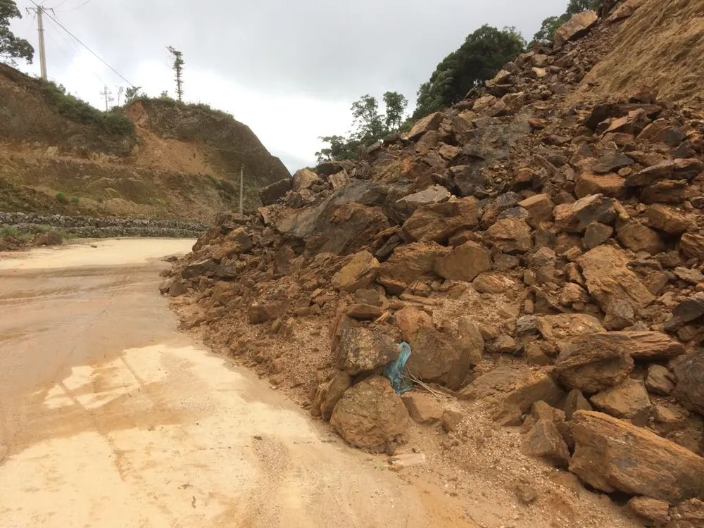 Đường xuyên đỉnh Ngọc Linh bị sạt lở nặng  ảnh 3