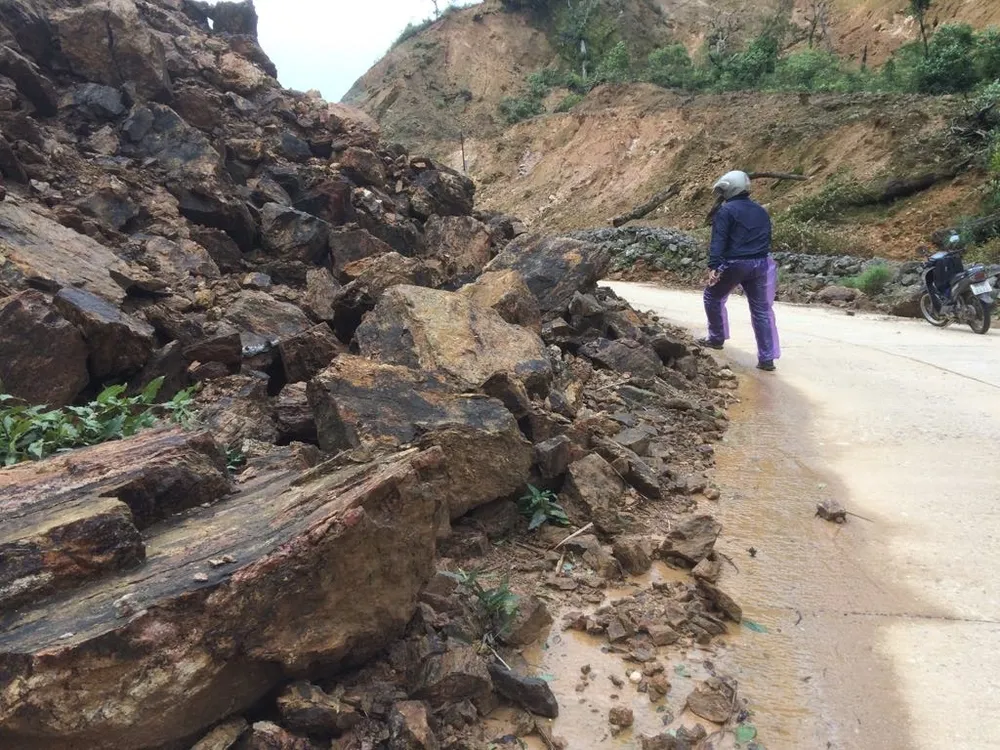 Đường xuyên đỉnh Ngọc Linh bị sạt lở nặng  ảnh 2