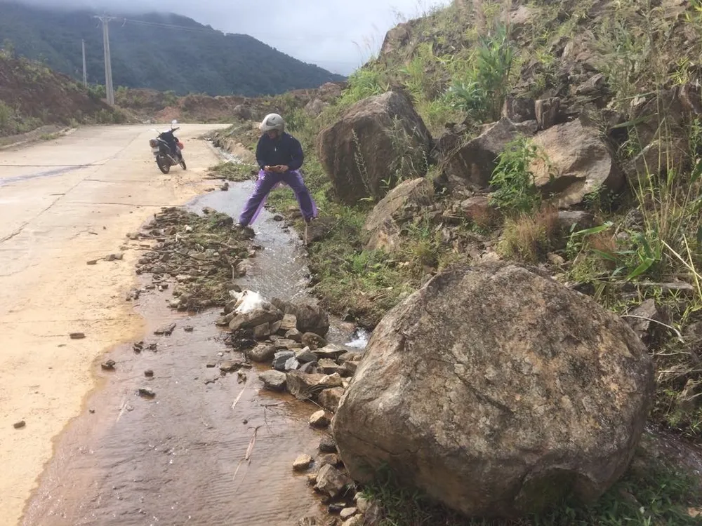 Đường xuyên đỉnh Ngọc Linh bị sạt lở nặng  ảnh 8