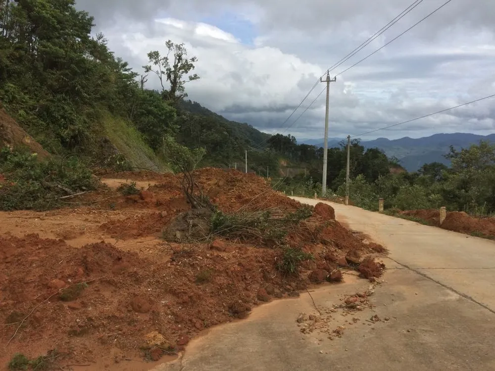 Đường xuyên đỉnh Ngọc Linh bị sạt lở nặng  ảnh 5