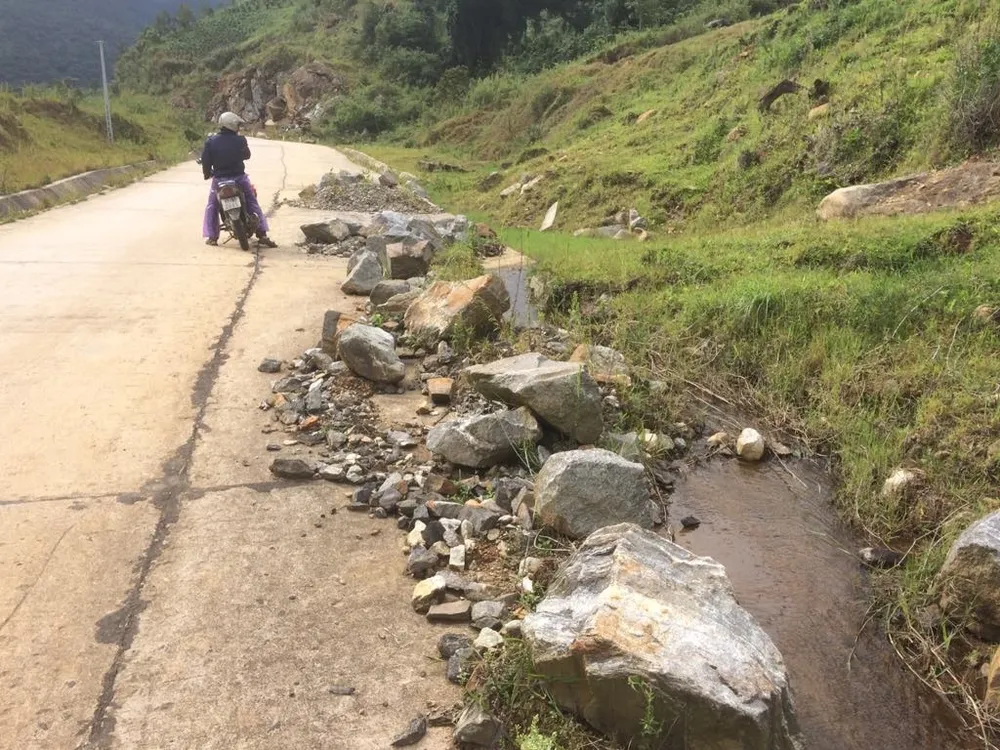 Đường xuyên đỉnh Ngọc Linh bị sạt lở nặng  ảnh 7