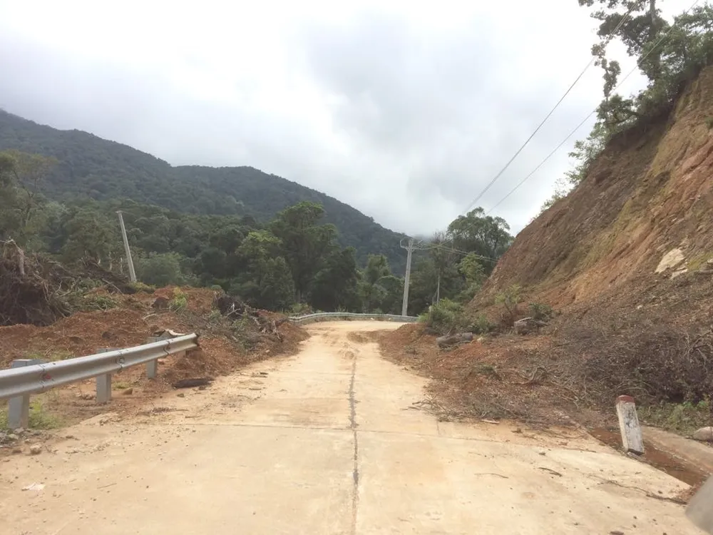 Đường xuyên đỉnh Ngọc Linh bị sạt lở nặng  ảnh 6
