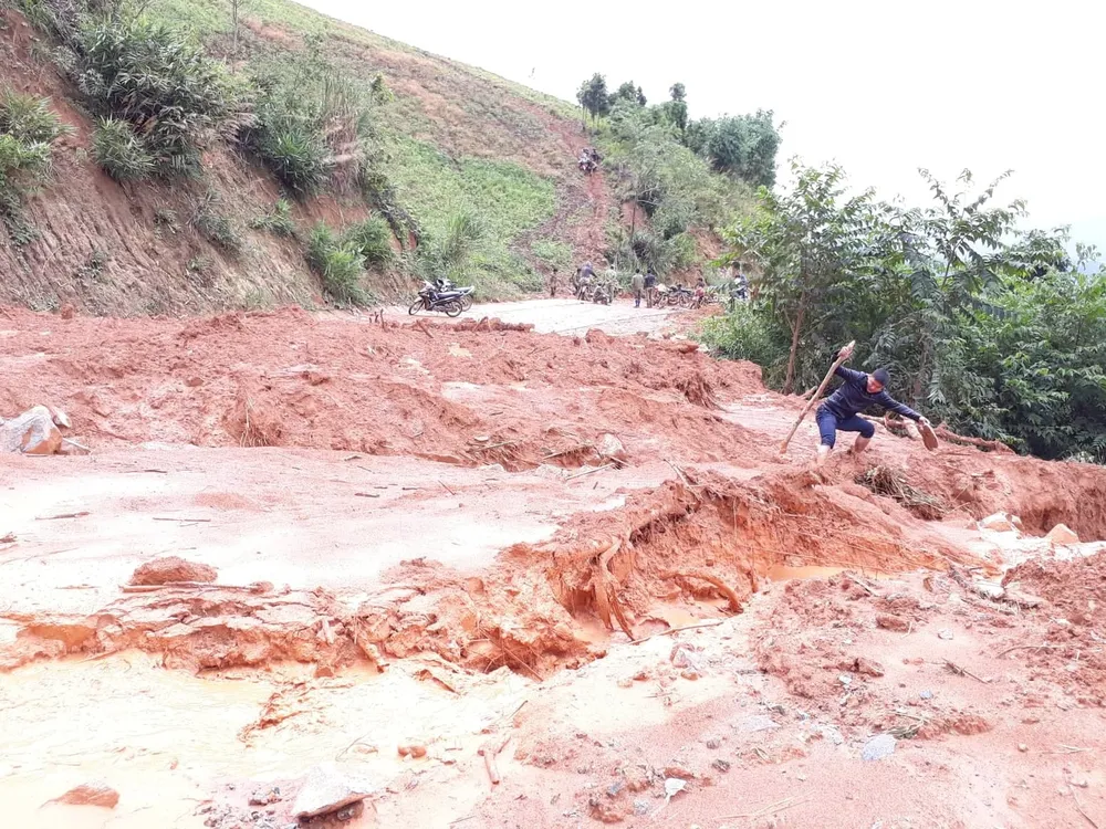 Kon Tum: Đường 482 tỷ xuyên rừng bị sạt lở nghiêm trọng ảnh 2