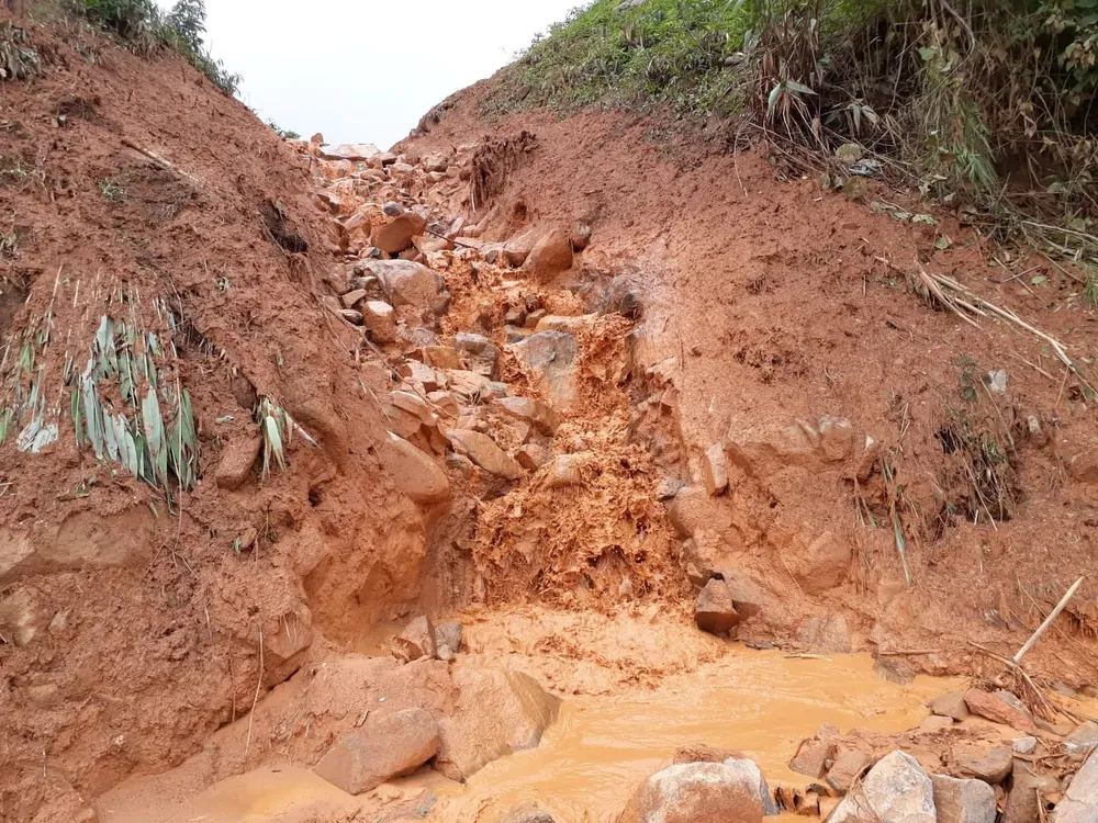 Kon Tum: Đường 482 tỷ xuyên rừng bị sạt lở nghiêm trọng ảnh 3