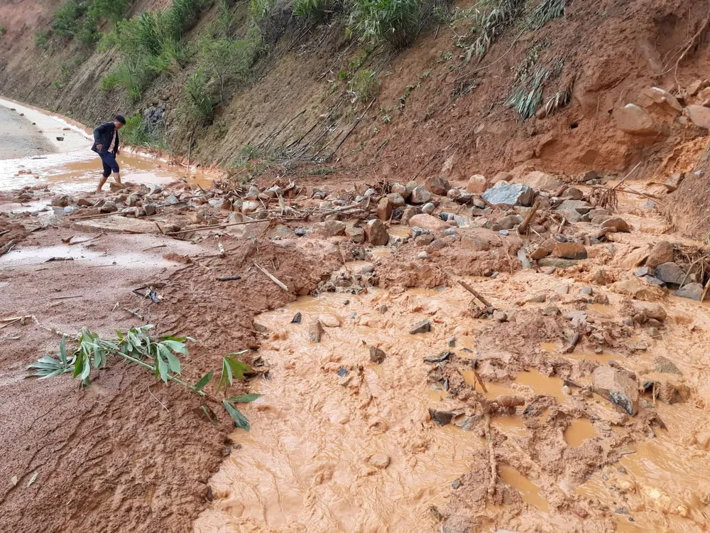 Kon Tum: Đường 482 tỷ xuyên rừng bị sạt lở nghiêm trọng ảnh 4