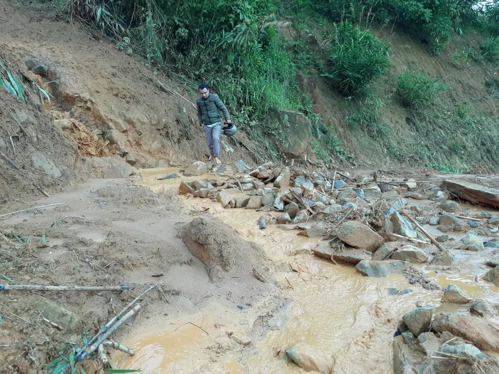 Kon Tum: Đường 482 tỷ xuyên rừng bị sạt lở nghiêm trọng ảnh 5