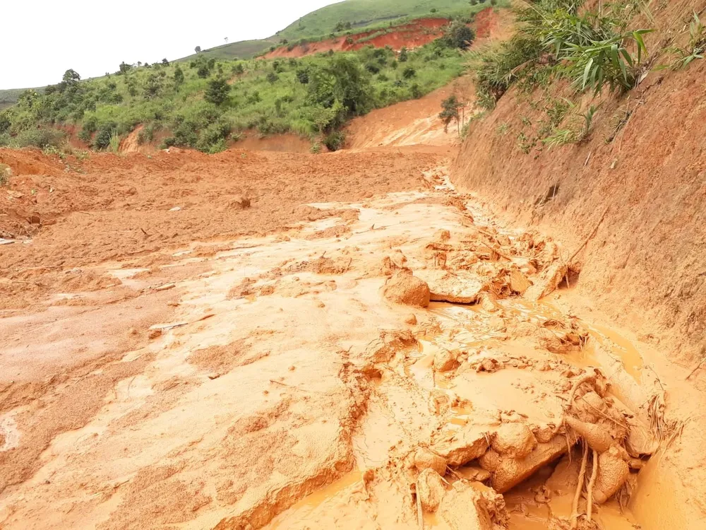 Kon Tum: Đường 482 tỷ xuyên rừng bị sạt lở nghiêm trọng ảnh 7