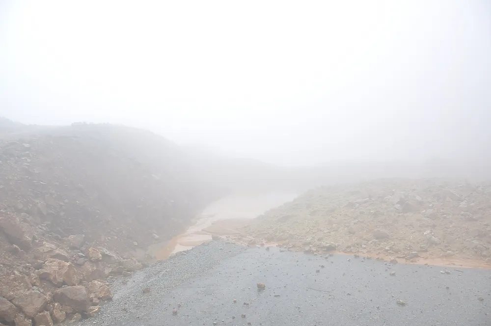 Đường tránh đèo Măng Rơi bị sạt lở nặng  ảnh 1