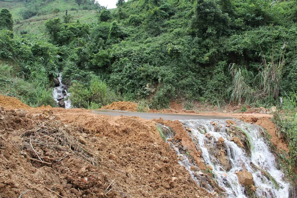 Thêm nhiều điểm sạt lở  trên tuyến đường 482 tỷ vừa làm xong ảnh 7