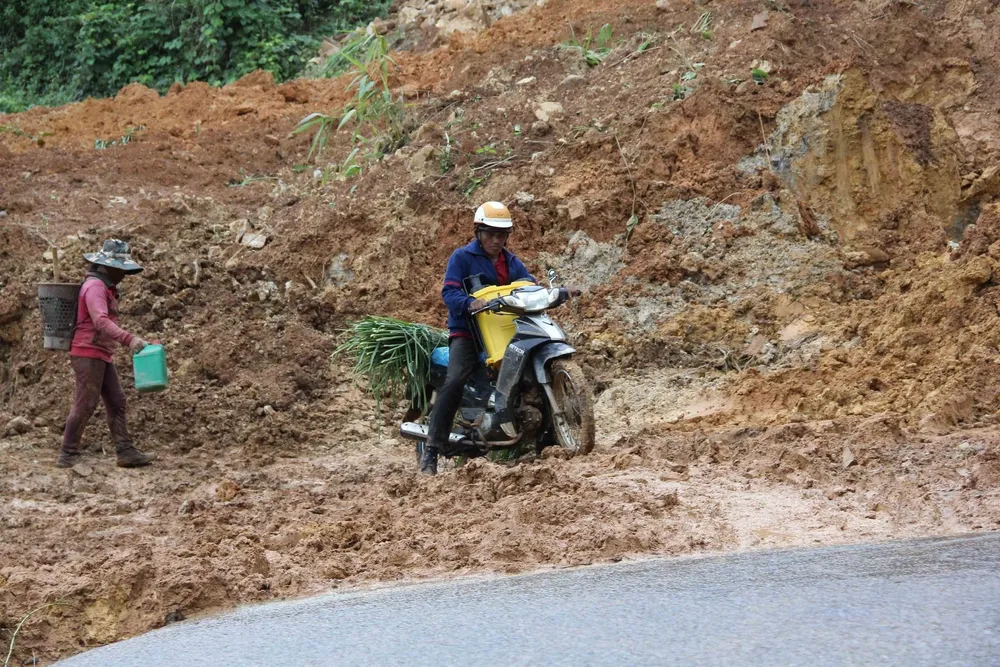 Thêm nhiều điểm sạt lở  trên tuyến đường 482 tỷ vừa làm xong ảnh 1