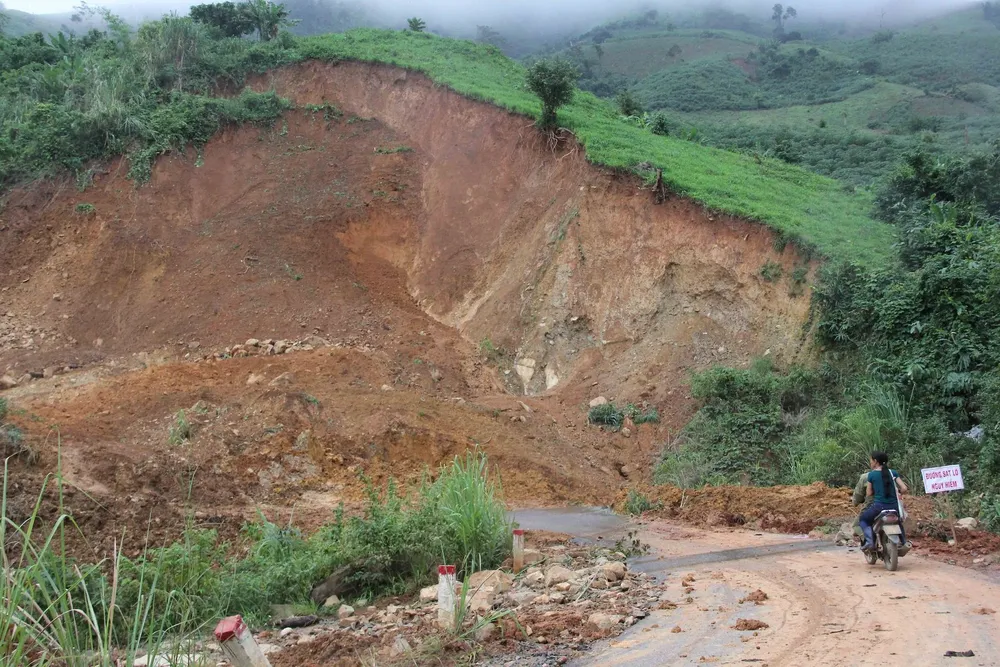 Thêm nhiều điểm sạt lở  trên tuyến đường 482 tỷ vừa làm xong ảnh 13