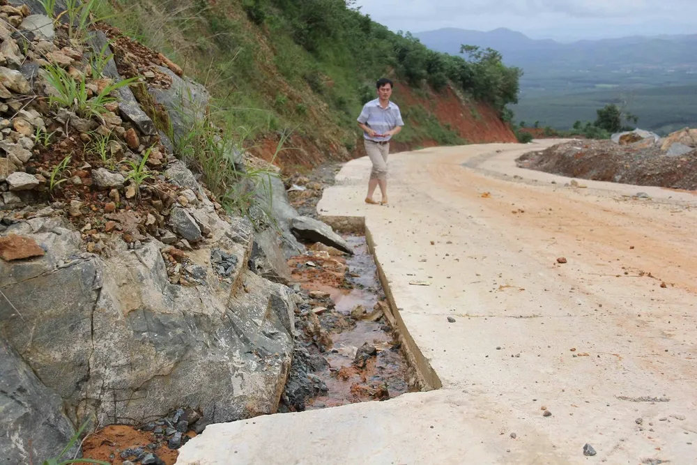 Thêm nhiều điểm sạt lở  trên tuyến đường 482 tỷ vừa làm xong ảnh 2