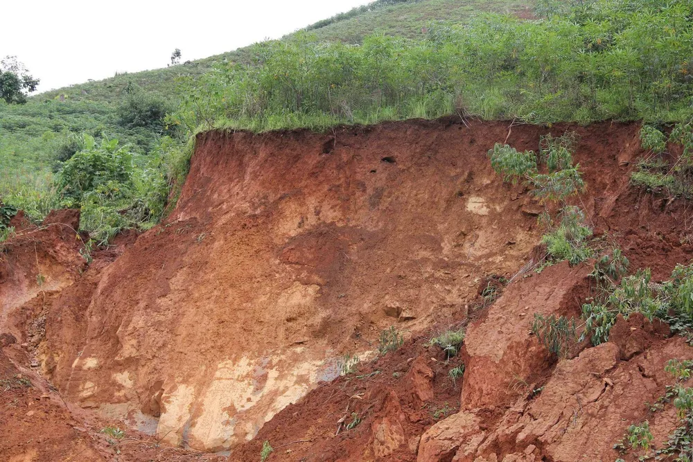 Thêm nhiều điểm sạt lở  trên tuyến đường 482 tỷ vừa làm xong ảnh 5