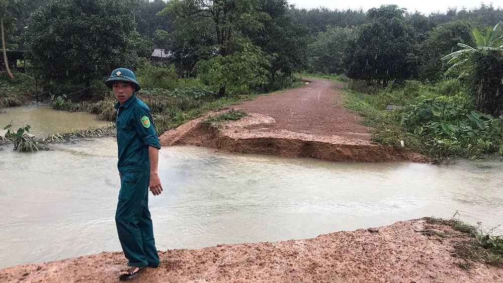 Một đoạn đường dẫn vào thôn ở xã biên giới Ia Đal bị sạt lở