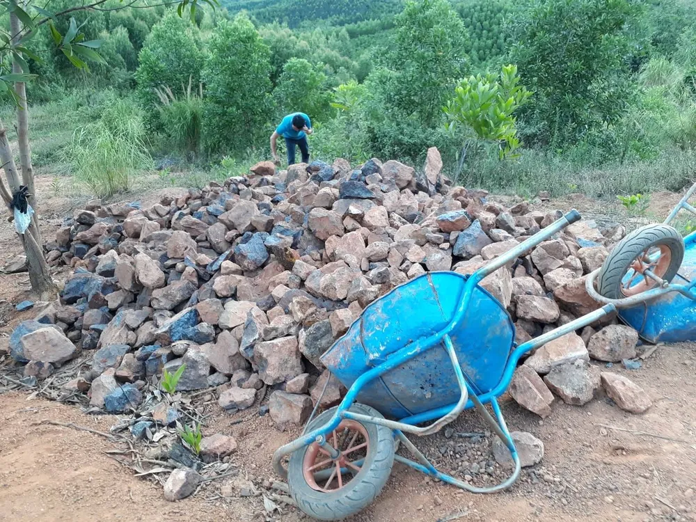 Gia Lai: Mỏ quặng đóng cửa, dân khoét đồi, đào đất khai thác lậu ảnh 2