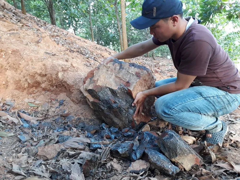 Gia Lai: Mỏ quặng đóng cửa, dân khoét đồi, đào đất khai thác lậu ảnh 3