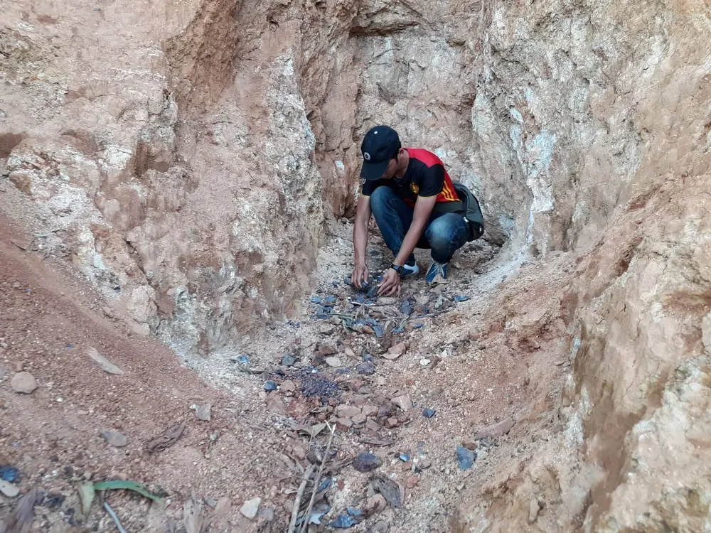 Gia Lai: Mỏ quặng đóng cửa, dân khoét đồi, đào đất khai thác lậu ảnh 5