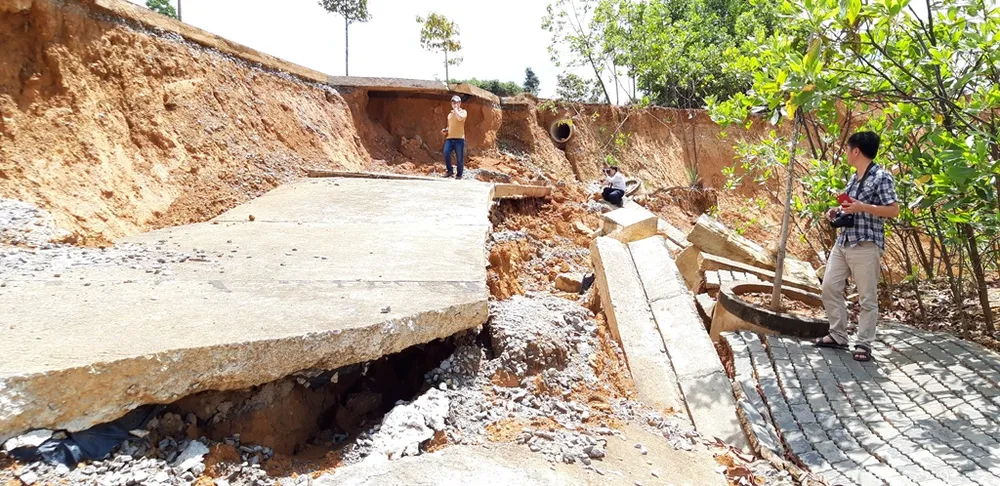 Nhiều tuyến đường tại Khu kinh tế cửa khẩu quốc tế Bờ Y tan nát ảnh 1