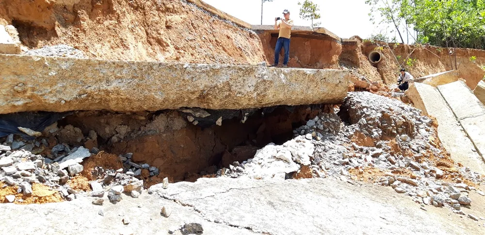 Nhiều tuyến đường tại Khu kinh tế cửa khẩu quốc tế Bờ Y tan nát ảnh 3