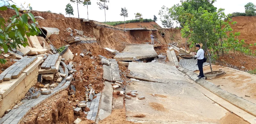 Nhiều tuyến đường tại Khu kinh tế cửa khẩu quốc tế Bờ Y tan nát ảnh 6