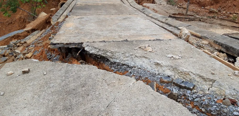 Nhiều tuyến đường tại Khu kinh tế cửa khẩu quốc tế Bờ Y tan nát ảnh 7