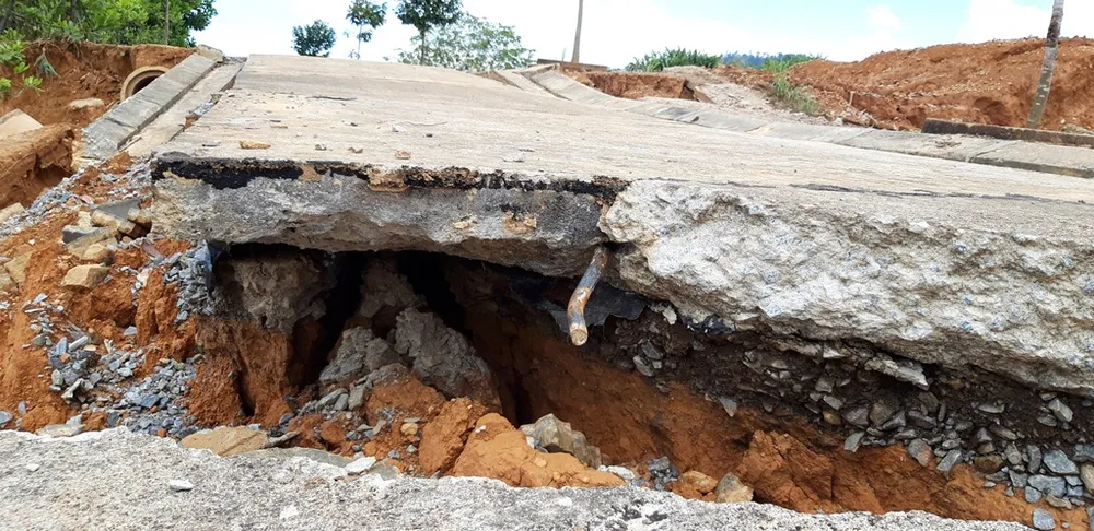 Nhiều tuyến đường tại Khu kinh tế cửa khẩu quốc tế Bờ Y tan nát ảnh 8