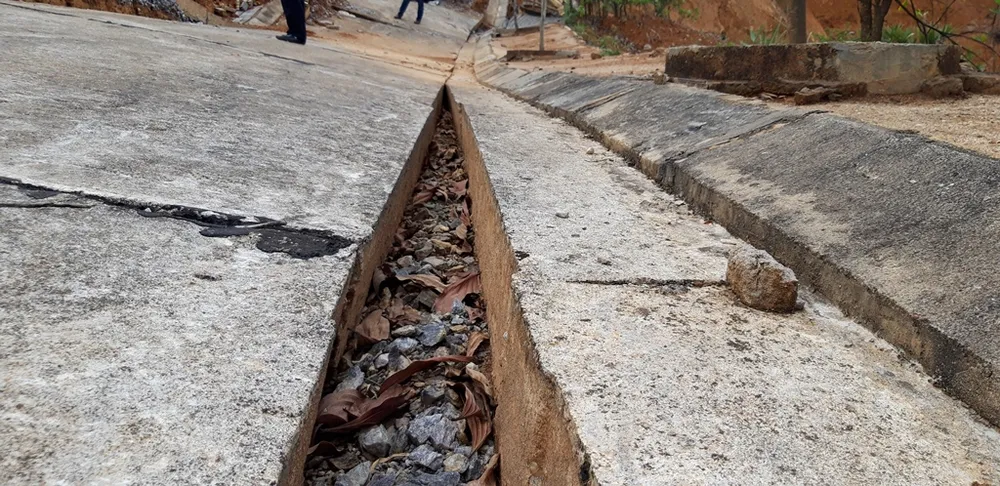 Nhiều tuyến đường tại Khu kinh tế cửa khẩu quốc tế Bờ Y tan nát ảnh 9