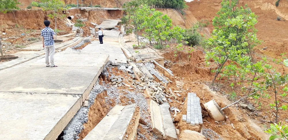 Nhiều tuyến đường tại Khu kinh tế cửa khẩu quốc tế Bờ Y tan nát ảnh 13