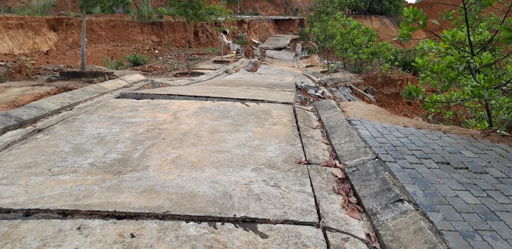 Nhiều tuyến đường tại Khu kinh tế cửa khẩu quốc tế Bờ Y tan nát ảnh 15