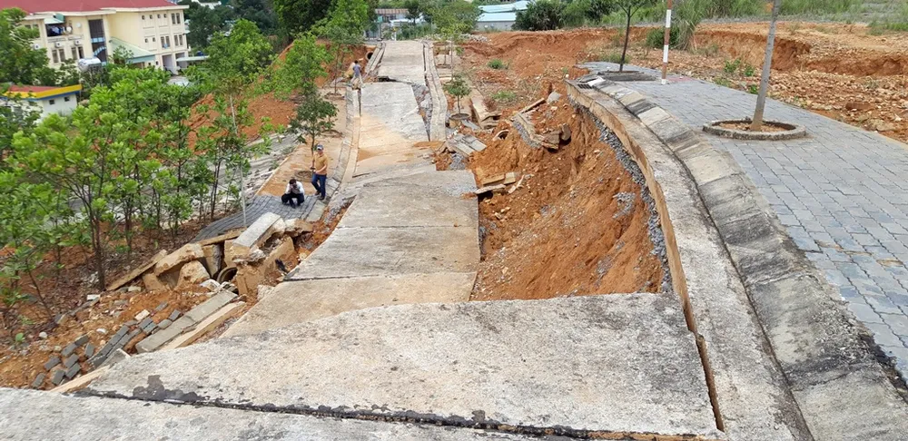 Nhiều tuyến đường tại Khu kinh tế cửa khẩu quốc tế Bờ Y tan nát ảnh 14