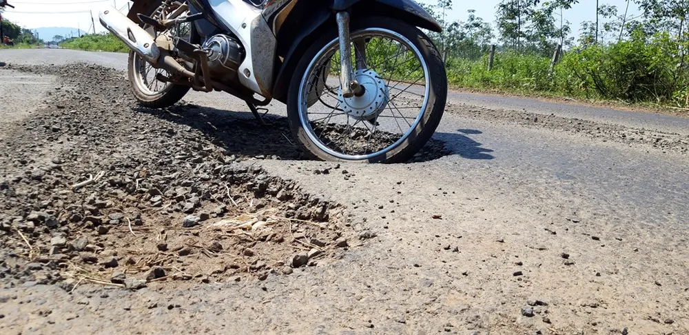 Đường gần trăm tỷ đồng còn bảo hành nhưng đã “nát bét” ảnh 2