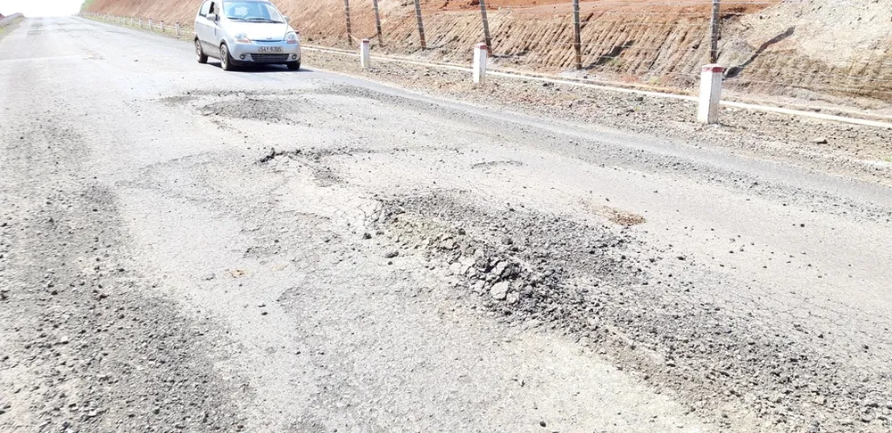 Đường gần trăm tỷ đồng còn bảo hành nhưng đã “nát bét” ảnh 1