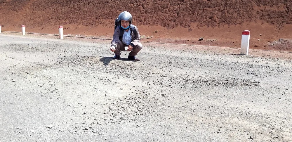 Đường gần trăm tỷ xuống cấp  ảnh 6