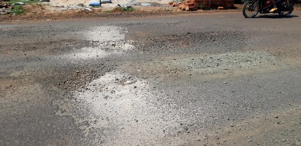 Đường gần trăm tỷ xuống cấp  ảnh 5