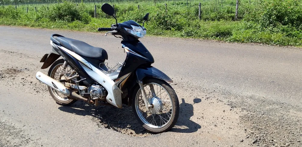 Đường gần trăm tỷ xuống cấp  ảnh 3