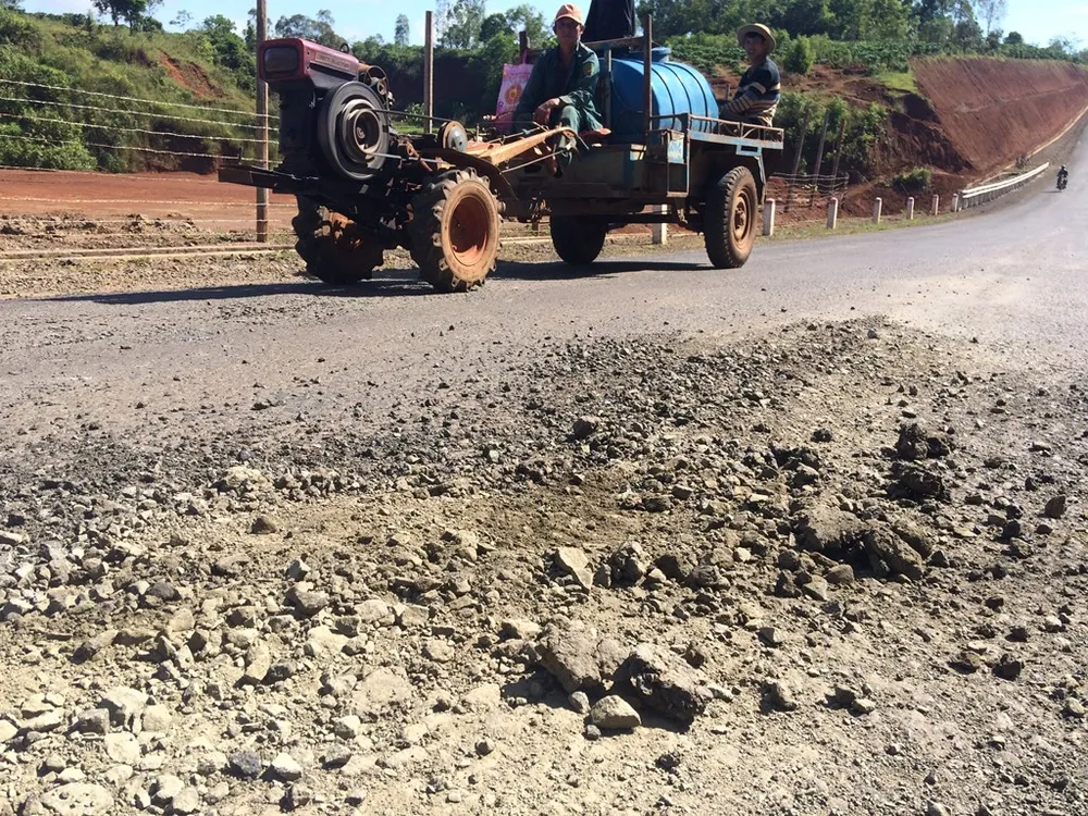 Đường gần trăm tỷ mới xong đã hỏng: Lùng bùng xác định nguyên nhân ảnh 1