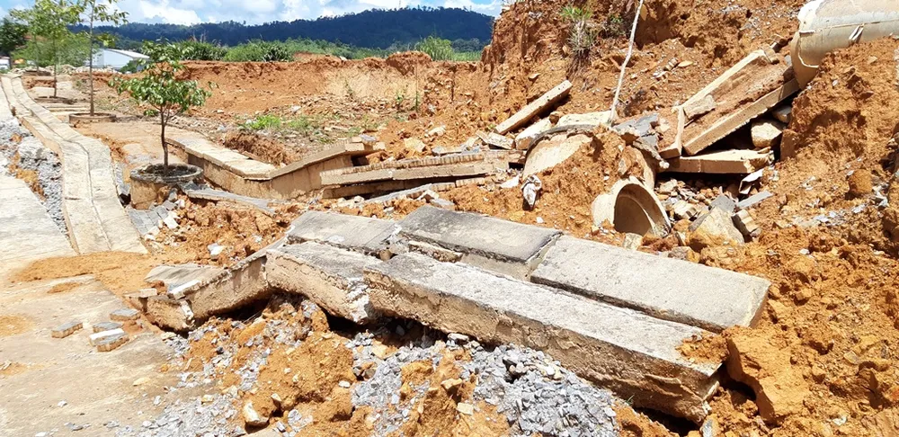 Tỉnh chỉ đạo tìm nguyên nhân khiến 3 con đường ở Khu kinh tế cửa khẩu Bờ Y "tan nát" ảnh 1