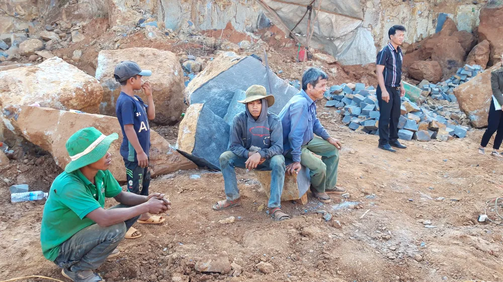 Bắt điểm khai thác đá lậu trong rẫy điều ảnh 4