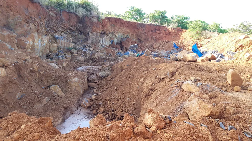 Bắt điểm khai thác đá lậu trong rẫy điều ảnh 3